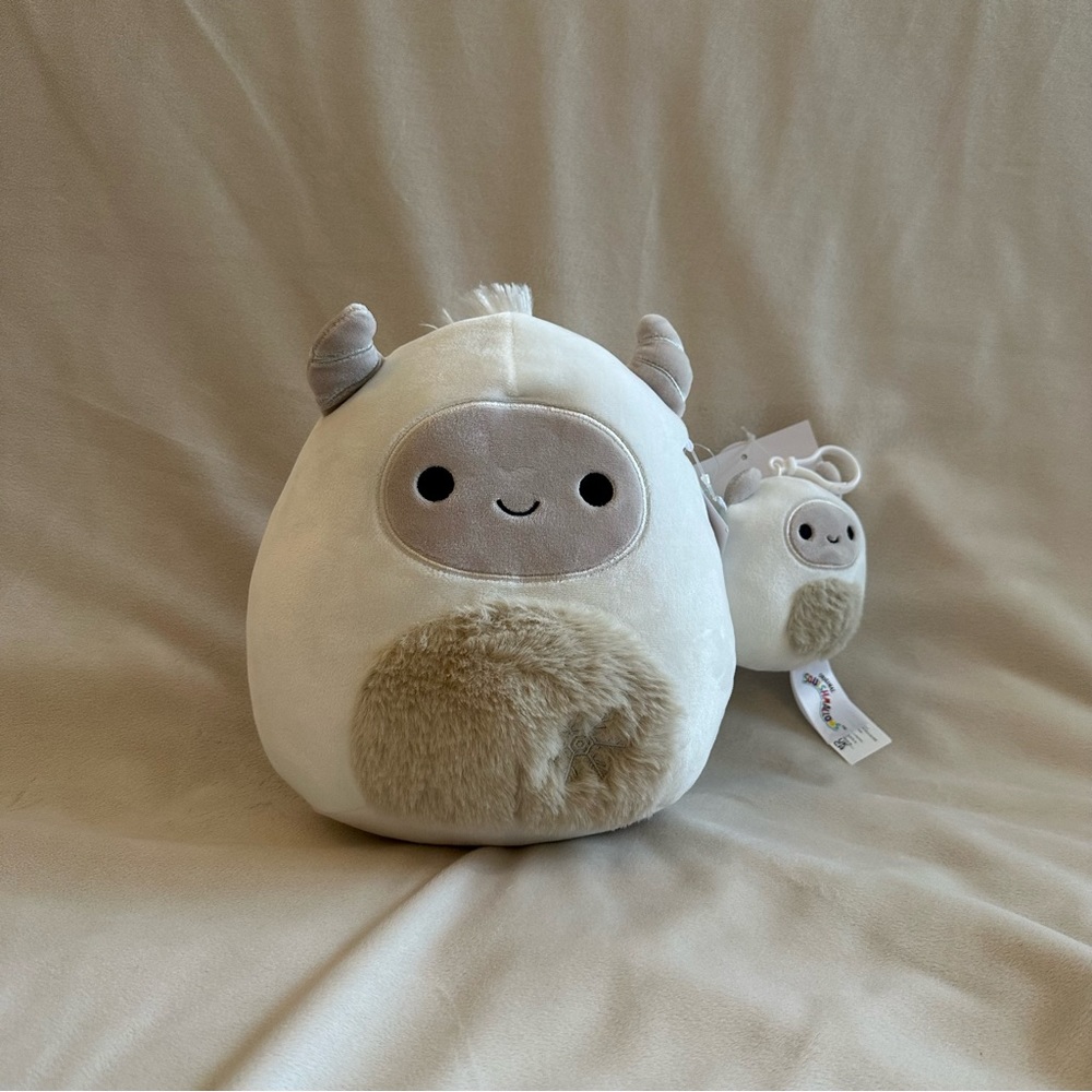 8” & 3.5” Amleth the Winter Yeti Squishmallow Clip Set
